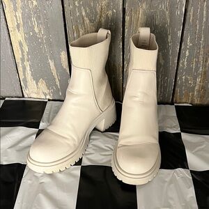 Steve Madden Cream Chelsea Boots Chunky Lug Sole Women’s Size 10 Pull-On